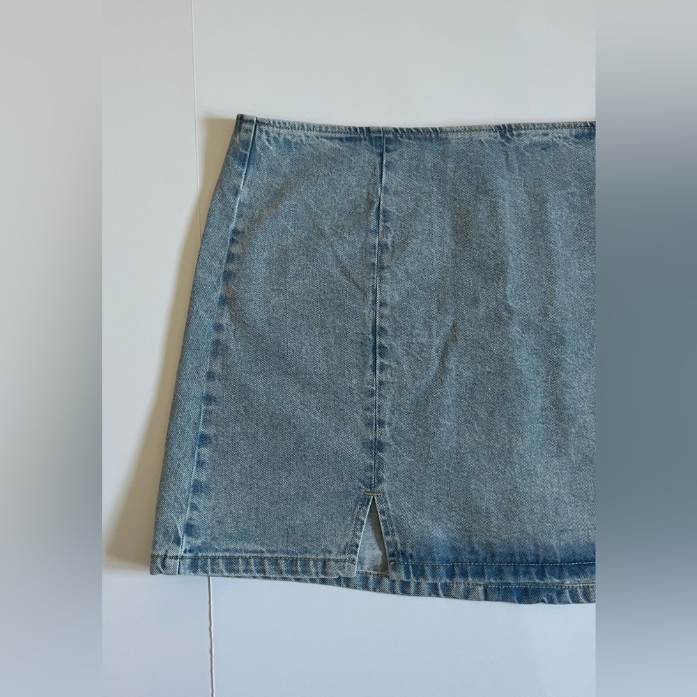 NWOT ASOS Designs Women’s Light Wash Mini Skirt SZ 16 🩵 - Picture 2 of 11